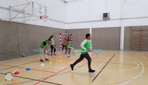 La primera pasa una pelota por debajo de las piernas a quien está detrás y así sucesivamente. Ha Nacido Un Nuevo Deporte Noqball