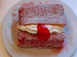 yoshiの好きなニュージーランドのグルメをご紹介するシリーズ 12弾 今回はオーストラリア発祥のお菓子 ラミントン です ニュージーランドのカフェやベーカリー スーパーでも定番です シンプルながら病みつきになりそうなコーヒーのおとも 是非お試しください