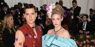 Cole began his acting career alongside his identical twin brother at the tender age of six months. Cole Sprouse Bricht Rauchverbot An Met Gala