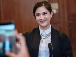 Dian sastrowardoyo leads this pack of remarkably adept individuals. Digilai Fans Dian Sastro Justru Tak Dipuji Cantik Oleh Suami Fajar