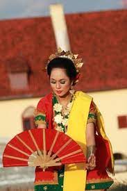 Properti tari adalah salah satu unsur yang hampir selalu ada di setiap jenis dan ragam tarian. Tari Kipas Pakarena