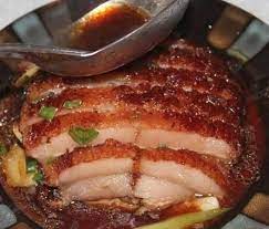 這次做的扣肉 既不是梅菜扣肉 也不是經典的香芋扣肉 是我自創的扣肉做法 下面來看看 是怎麼做的 不會讓您失望的 五花肉一塊 洗乾淨然後將洗淨的五花肉 放進燒開的開水裡煮差不多半個小時 水燒開放肉 煮出