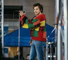 Learn from our senior knitwear designer, how to make our colourblock patchwork cardigan now! Harry Styles Strickjacke Kommt Ins Museum