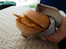 Una volta a palermo i ristoranti erano pochi, la gente aveva pochi soldi per spenderli per mangiare fuori casa e ci si andava nelle e poi c'erano, molto ma molto diffuse le friggitorie, in sostanza le panellerie, perché le panelle erano il prodotto principale della loro offerta. Street Food A Palermo Il Cibo Da Strada Da Non Perdere Viaggiare Con Gli Occhiali