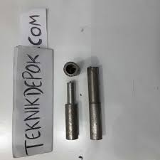 Buat kamu yang menggunakan kayu yang memiliki masa yang besar maka sangat kami anjurkan untuk menggunakan engsel pintu panjang dengan ketebalan sampai 5 inchi. Jual Engsel Bubut 1 2 Inch Engsel Pintu Silinder Besi Pemasangan Di Las Kota Depok Toko Toilet Tokopedia