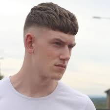 Idee Coiffure Description Une Coupe De Cheveux Homme Court Avec Frange Droite Et Une Cheveux Courts Homme Coupe De Cheveux Coiffure Homme Cheveux Court