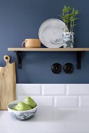 Osez Les Murs Bleus Idee Deco Cuisine Credence Cuisine Blanche Cuisine Blanche Et Bois