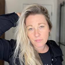 Une coiffeuse à st Ferdinand ,c est pour dans les teintures pour blond,merci