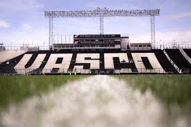 Fotos mostram as condições do gramado de São Januário