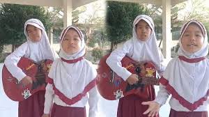 3 permainan untuk mengajari anak membaca sebelum masuk sd. Video Viral Anak Sd Nyanyi Sambil Main Gitar Ungkap Isi Hati Tentang Belajar Online Dan Bansos Serambi Indonesia