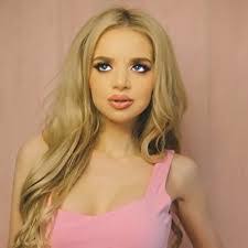 Donna Gerace's Instagram, Twitter & Facebook