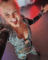 Getting paparazzid' while walking out of a massage = feed post. 🖤 cutie  lil dump bc why not!!! if you're bored today stream my new music and  comment your order of favorites