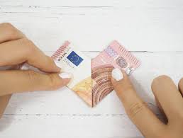 Anleitung wie man aus geld einen fisch falten kann. Geldgeschenk Basteln So Faltest Du Herzen Aus Geldscheinen Sintre