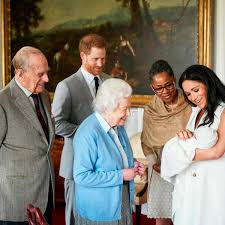 A popular queen, she is respected for her knowledge of and participation in state affairs. Prinz Harry Und Herzogin Meghan Sohn Archie Soll Urlaub Mit Queen Elizabeth Verbringen Der Spiegel