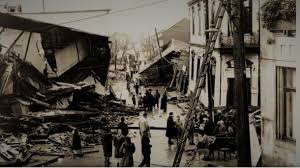 2 chiloe, chile, personas caminan por una carretera destruida el 25 de diciembre de. Hoy En 1960 Se Produjo En Chile El Terremoto Mas Fuerte Del Mundo