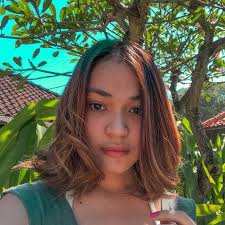 Lagu lagu ini mampu menarik perhatian pecinta musik dan telah didengar jutaan orang di tanah air. 10 Pesona Regina Poetiray Vokalis Pengganti Momo Geisha Di Lagu Baru