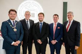 Bundespräsident alexander van der bellen hat die österreicherinnen und österreicher nach einem jahr der pandemie erneut um zusammenhalt gebeten. Strahlende Sterne Am Wissenschaftshimmel Universitat Klagenfurt Feiert Zwei Alumni Sub Auspiciis Universitat Klagenfurt