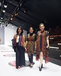 Karena membuat baju bukanlah sebuah kemampuan yang mudah untuk dilakukan. Design Baju Etnik Gejorasain