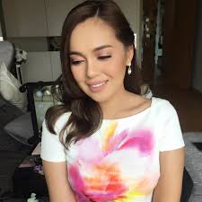 Haha bukanlah, nelydia dan lisa datang ke meletop untuk promosi strawberi. Bukan Cincin Risik Tapi Dari Jejaka Istimewa Nelydia Senrose Skop Rojak Daily