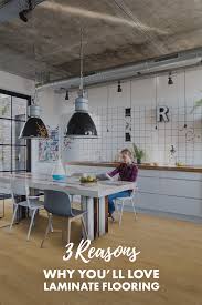 Laminate Not Only Looks Great It S Also Extremely Easy To Install And Made To Last A Lifetime Woodland Oak Na Keuken Inspiratie Keukenvloer Laminaatvloer