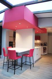 Cuisine Blanche Laquee Ouverte Sur Veranda Avec Un Faux Plafond Rose Integrant Des Spots Un Ilot De Rangement Et Plafonds Bas Luminaire Plafond Plafond Rose