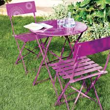 Avec une grande table de 180 cm et 2 bancs, il accueille 6 personnes pour des repas conviviaux en famille ou entre amis. Salon De Jardin Rond Crepuscule 2 Personnes Coloris Violine Salon De Jardin Table Et Chaises Salon De Jardin Mobilier De Jardin Jardin Exterieur