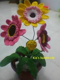 Untuk membuatnya semakin menarik, gunakanlah warna yang cerah dan sesuai dengan karakter rajutan tersebut. Belajar Rajut Bunga Bersama Kia S Handmade Home Facebook