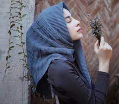 Gambar wanita berhijab sedih dari samping. Gambar Wanita Berhijab Dari Samping
