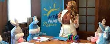 La alcaldesa de maipú, cathy barriga, entregó esta tarde su versión acerca de las criticadas compras en collares swarovski (15 millones) y peluches (54 millones), los cuales regaló en distintas actividades organizados por el municipio. Estudiantes Secundarios Lanzaron Osos De Peluche A La Municipalidad De Maipu
