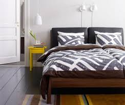 Die große modellvielfalt im betten at online shop ermöglicht ihnen dabei vorhandene stile aufzugreifen und das neue bett in 100x200 cm angepasst an bereits im raum befindliche möbel zu wählen. Betten Aus Holz Eiche Esche Buche Oder Nussbaum Living At Home