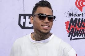 Chris Brown consigue una orden de alejamiento contra su acosadora.