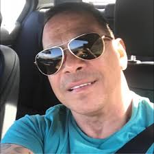 El reportero le entregó la sortija en Europa