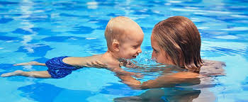 Erfahren sie auf dieser seite ab wann babyschwimmen sinnvoll ist, wo man kurse findet und was eltern beachten sollten. Babyschwimmen Ab Wann Was Ist Zu Beachten