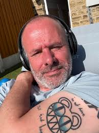 Enjoying the UK sunshine with a long Radiohead session 😀