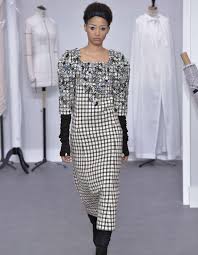 Célèbre pour son sens aiguë de la scénographie, karl lagerfeld, le directeur artistique de chanel, réalisait pour chaque fashion week haute couture des défilés à la mise en scène toujours très. Defile Chanel Haute Couture Automne Hiver 2016 2017 Paris Elle