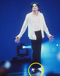 From michael jackson jackets to full outfits, we have everything a fan or cos player needs to get the perfect look! Why Michael Jackson Wore Smaller Clothes At The End Of His Shows And 8 More Revelations