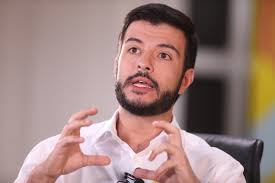 Radialista é indiciado por homofobia contra 1º jornalista gay a apresentar  o Jornal Nacional