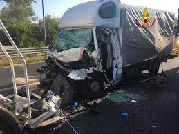 Peste 40 de mașini implicate, 14 victime, planul roșu echipe de intervenție ale isu din patru județe intervin pe autostrada a2, începând cu km 182 până la. Italia Accident Mortal Pe Autostrada Milano VeneÈ›ia ImplicatÄƒ O CamionetÄƒ InmatriculatÄƒ In Romania