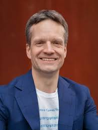 Bollen rullar för jämställdhet i ny musikal