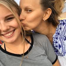 Моя найрідніша♥️. Люблю тебе неймовірно і не знаю кому ще так може  пощастити з такою мамою (за виключенням Сергійка і Катрусі) з якою можна  говорити про будь-що. З якою я заходжу в