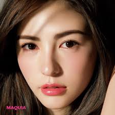 華やかな男顔を温もりあるフェミニン顔に 秋のトレンド2点盛りメイクhow to マキアオンライン maquia online 男顔 メイク ヘアアレンジ ブライダルメイク