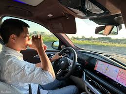 Trải nghiệm hỗ trợ lái xe mới của BMW: Thông minh, chính xác, gần giống xe  tự lái