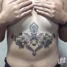 Habitualmente son diseños horizontales que abarcan la zona superior del estómago y se alargan hasta las costillas, abrazando los senos femeninos. Tatuajes Debajo Del Pecho Logia Tattoo Barcelona