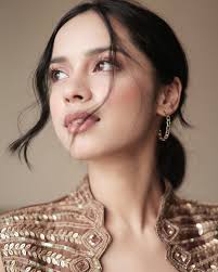 Channeling my inner Shanti with love and admiration✨ Here's to dreams and  magic! 🌹🌟 📸 @karanhenry #Tribute #DeepikaInspiration #OmShantiOm  #BollywoodLove