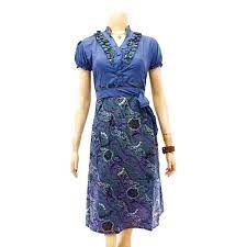 Dress Batik Dengan Model Kerah Shanghai Kacing Bungkus Rempel Dada Lengan Pendek Kerut Pita Di Pinggang Kerut Belakang Ukuran Allsiz Wanita Batik Abu Abu