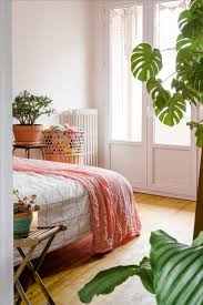 It is necessary to use the painting above the bed in the bedroom consciously and in accordance with the goals that you want to achieve. Bedroom Feng Shui Girlfriend Is Better