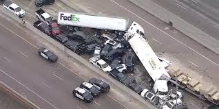 El accidente deja, de momento, un saldo de cinco muertos y varias personas aún permanecen atrapadas en sus coches. Aparatosa Carambola De 130 Vehiculos En Texas