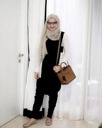 Image result for fashion remaja muslimah dengan memakai tas dan ransel