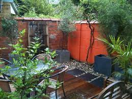 un petit jardin de ville colore et chaleureux jardin de ville petits jardins