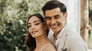 Minecan beyazadam 1981 doğumlu olan ve diyarbakır'da doğmuş bir. Cansel Elcin Ile Zeynep Tugce Bayat Evlendi Magazin Haberleri Ntv